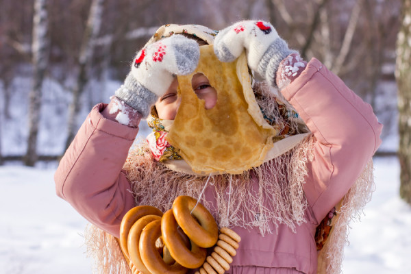 Масленица на бульваре по улице Серова