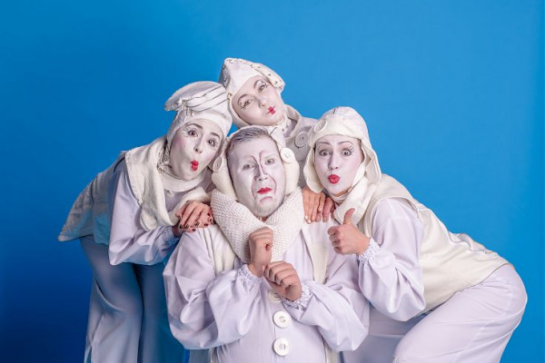 Перформанс «Белые сны» уличного театра «Пластилиновый дождь»